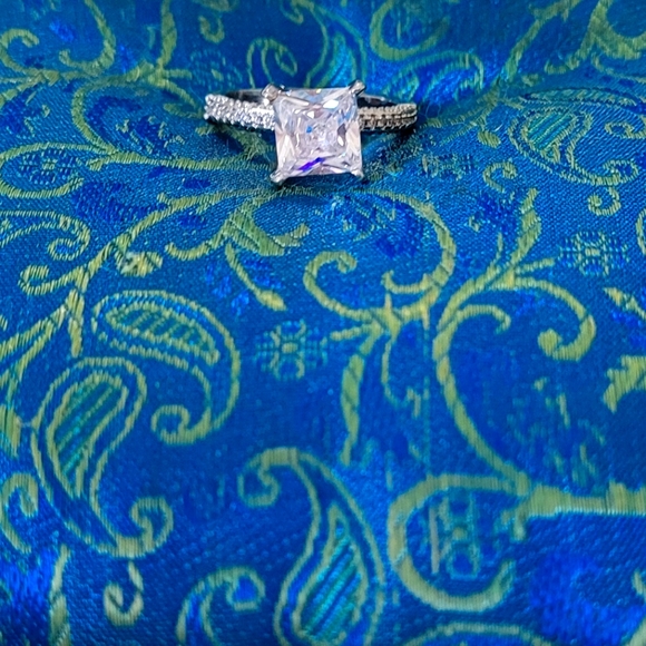 925S Fashion Four-claw White Zircon Ring. - Picture 6 of 6